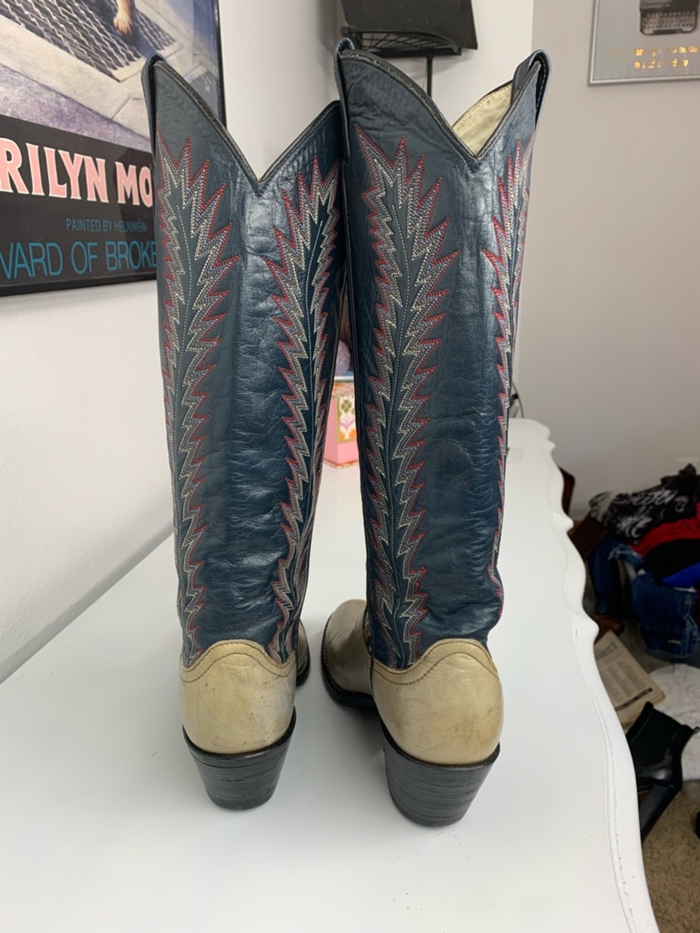 Two-Tone Vintage Western Boots - Picture 4 of 9